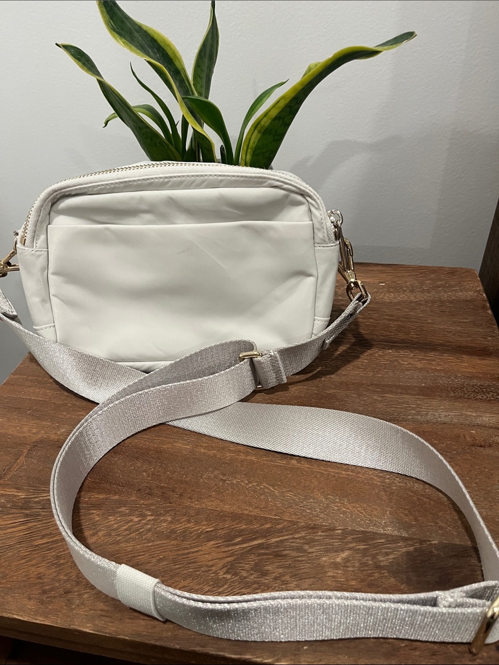 🖤 Lululemon | 2 L | Cream/White/Opal Crossbody Bag with Adjustable Strap - Picture 4 of 6